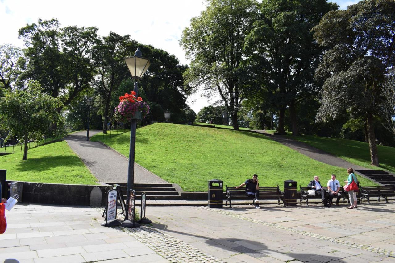The Buxton Retreat A Luxurious 3-Storey Townhouse With Four Poster Bed And Double Jacuzzi Bath" Eksteriør bilde