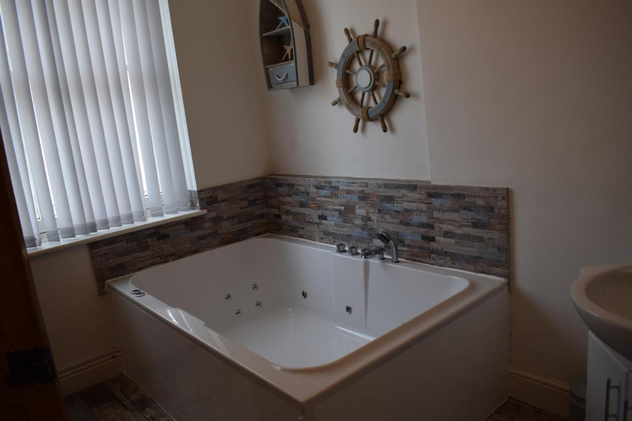The Buxton Retreat A Luxurious 3-Storey Townhouse With Four Poster Bed And Double Jacuzzi Bath" Eksteriør bilde