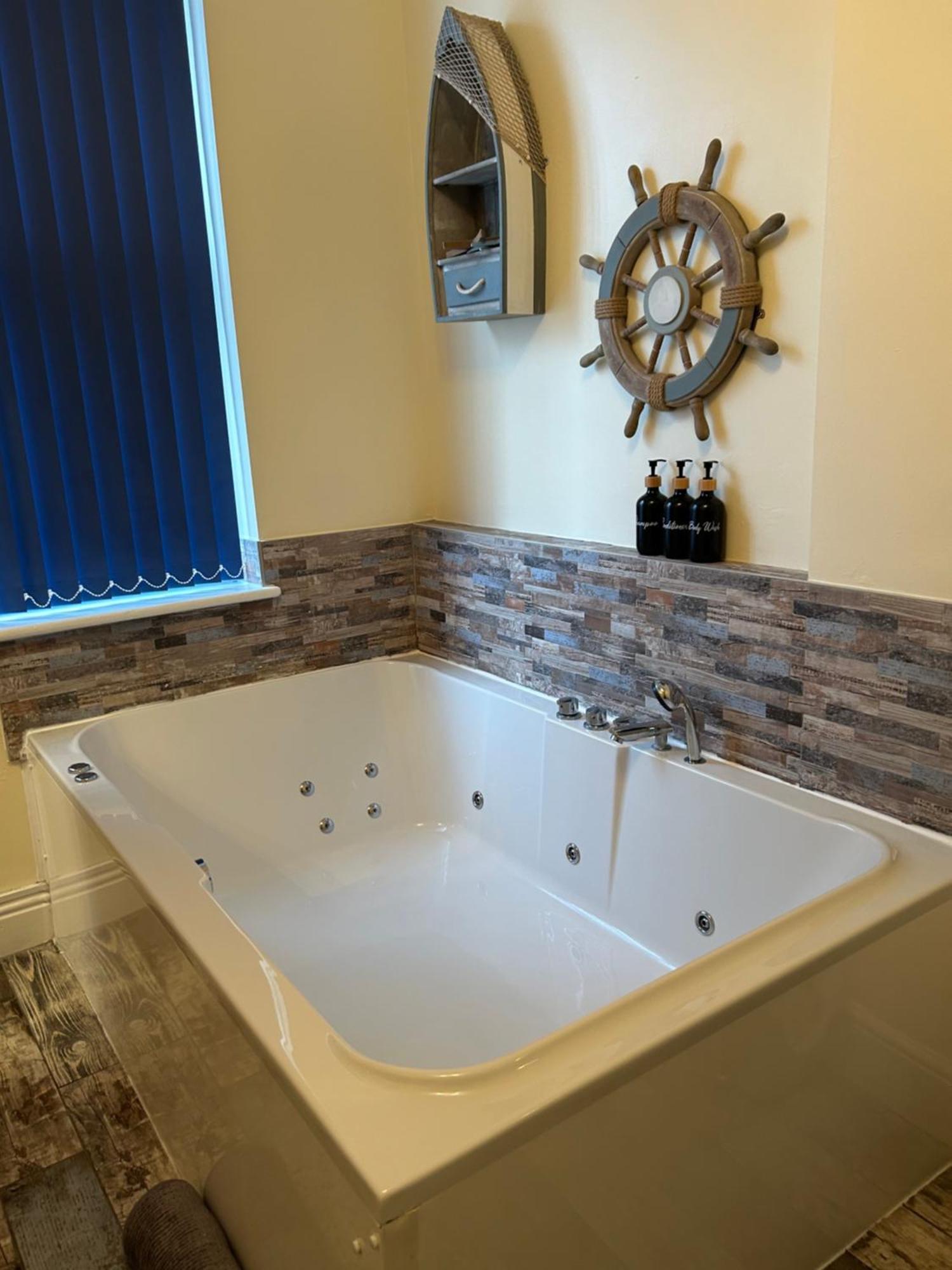 The Buxton Retreat A Luxurious 3-Storey Townhouse With Four Poster Bed And Double Jacuzzi Bath" Eksteriør bilde