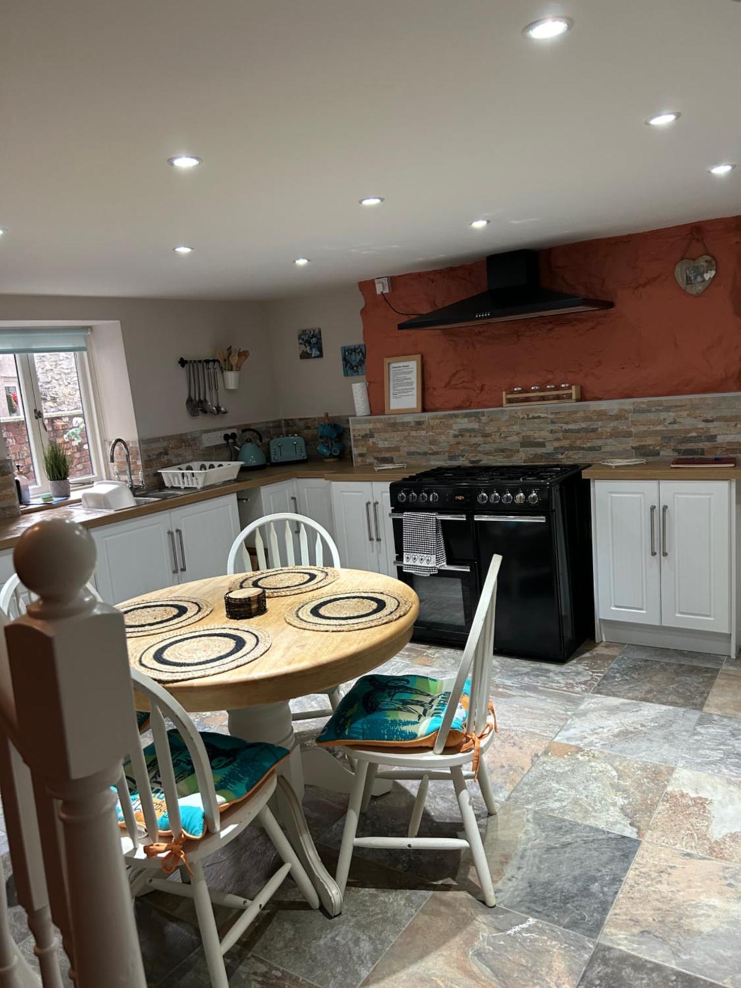 The Buxton Retreat A Luxurious 3-Storey Townhouse With Four Poster Bed And Double Jacuzzi Bath" Eksteriør bilde
